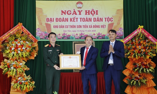 Lãnh đạo Bộ Chỉ huy quân sự tỉnh dự Ngày hội Đại đoàn kết tại thôn Sơn Tiến